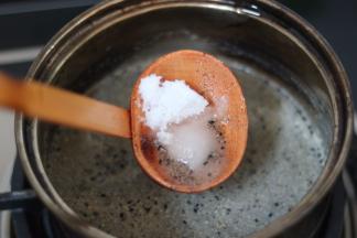 13.根据自己的口味放上糖搅拌