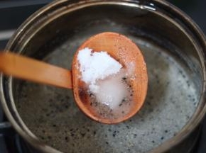 13.根据自己的口味放上糖搅拌