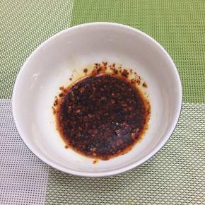 调料汁：耗油、生抽、辣椒油和香油放入碗中调均匀