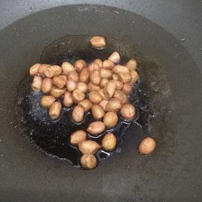 锅里倒入少许油，把花生米炒熟