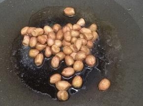 锅里倒入少许油，把花生米炒熟