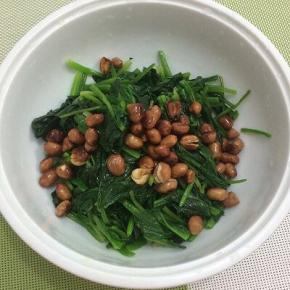 菠萝和花生米放入碗中