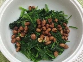 菠萝和花生米放入碗中