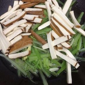 然后下入香干和西芹煸炒片刻，最后加入耗油翻炒均匀即可，关火出锅