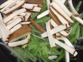 然后下入香干和西芹煸炒片刻，最后加入耗油翻炒均匀即可，关火出锅