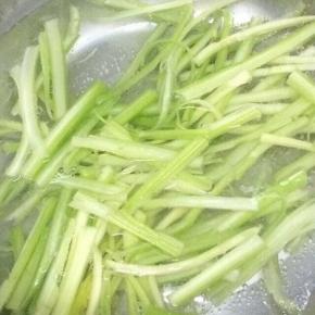 西芹洗干净，切成小条，锅里倒入适量的水、少许的油和盐烧开，将西芹倒入焯水三分钟左右