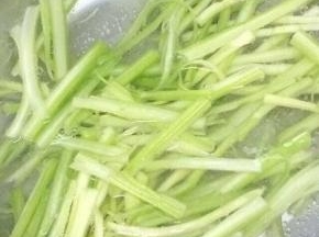 西芹洗干净，切成小条，锅里倒入适量的水、少许的油和盐烧开，将西芹倒入焯水三分钟左右