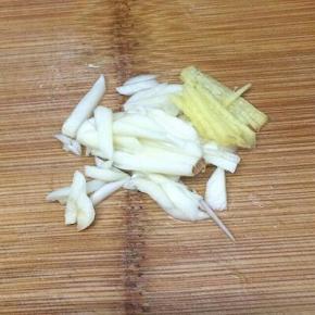 蒜和姜切成丝备用