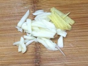 蒜和姜切成丝备用