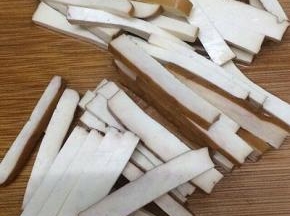 香干切成同样的小条
