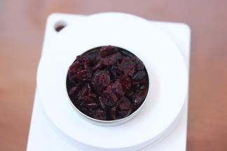 1.称出40克蔓越莓