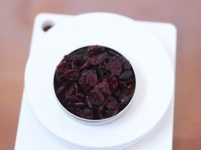 1.称出40克蔓越莓