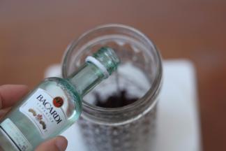 2.放入容器内加入30克朗姆酒