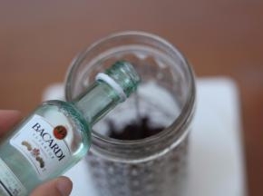 2.放入容器内加入30克朗姆酒