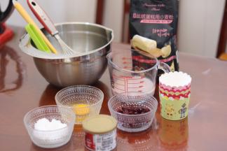 6.准备好所有材料，黄油 浸泡过蔓越莓的朗姆酒 牛奶混合搅拌均匀