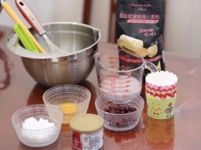 6.准备好所有材料，黄油 浸泡过蔓越莓的朗姆酒 牛奶混合搅拌均匀