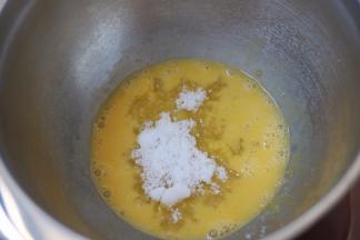 7.蛋黄加糖搅拌均匀