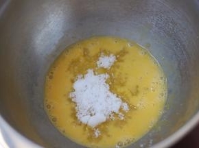 7.蛋黄加糖搅拌均匀