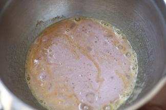 8.倒入牛奶朗姆酒黄油混合液