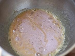 8.倒入牛奶朗姆酒黄油混合液
