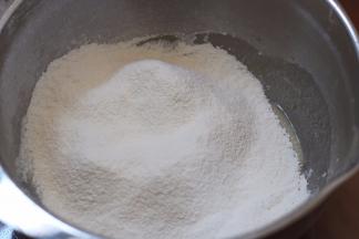 9.筛入低筋面粉