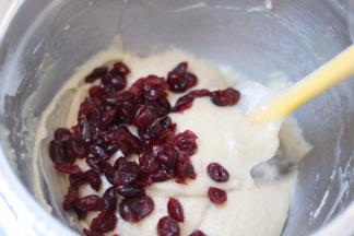 10.放入酒渍的蔓越莓翻拌均匀