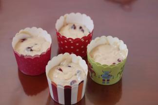 11.等量的将面糊放入纸杯中