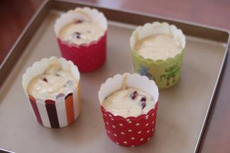 12.将纸杯放入烤盘中