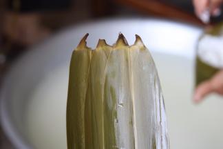 4.取3片粽叶排开