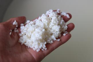 1.糯米提前浸泡2天，期间要每天换水