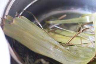 2.将粽叶和绑粽子的绳提前煮一下（如果用普通绳子不用煮）
