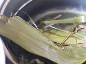 2.将粽叶和绑粽子的绳提前煮一下（如果用普通绳子不用煮）