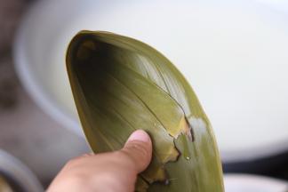 5.折成小漏斗状（如图）