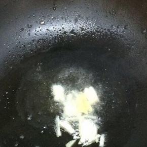 锅里倒入适量的油、油热后下入和蒜炒出蒜香味