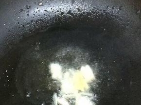 锅里倒入适量的油、油热后下入和蒜炒出蒜香味