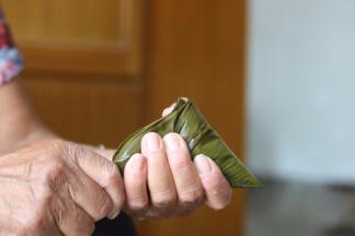 13.沿着4角把剩余的全部折完