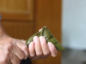 13.沿着4角把剩余的全部折完