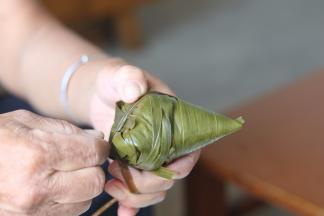 14.最后绑上粽子绳