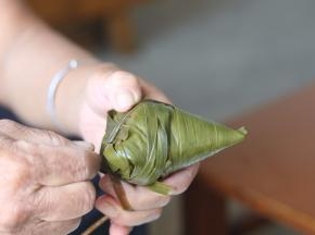 14.最后绑上粽子绳