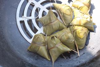 16.锅内放入一个馒头蒸盘