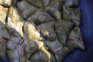 17.然后放入粽子（角对角的放 空隙越大后期越容易散开）