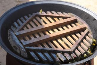 18.最后盖上一个更大的馒头整盘 并且压一盆水（防止空隙太大 煮的时候散开）