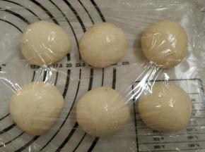 5.取出排气，分成6等份盖保鲜膜静置10分钟