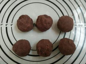 6.将豆沙馅料分成6等份