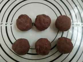 6.将豆沙馅料分成6等份
