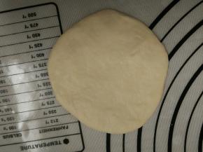 7.取一块面团擀圆