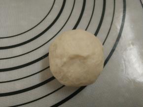 9.捏紧收口，收口朝下放入烤盘内