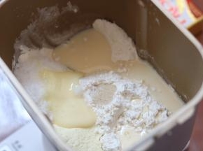 2.除黄油外所有材料放到面包桶中揉至光滑