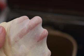 3.加入黄油后揉至完全扩展阶段