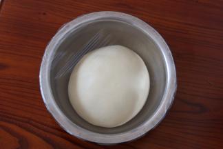4.盖保鲜膜进行第一次发酵